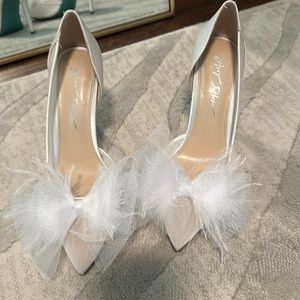 Size 8.5 Betsy Johnson white bow heels. In good condition